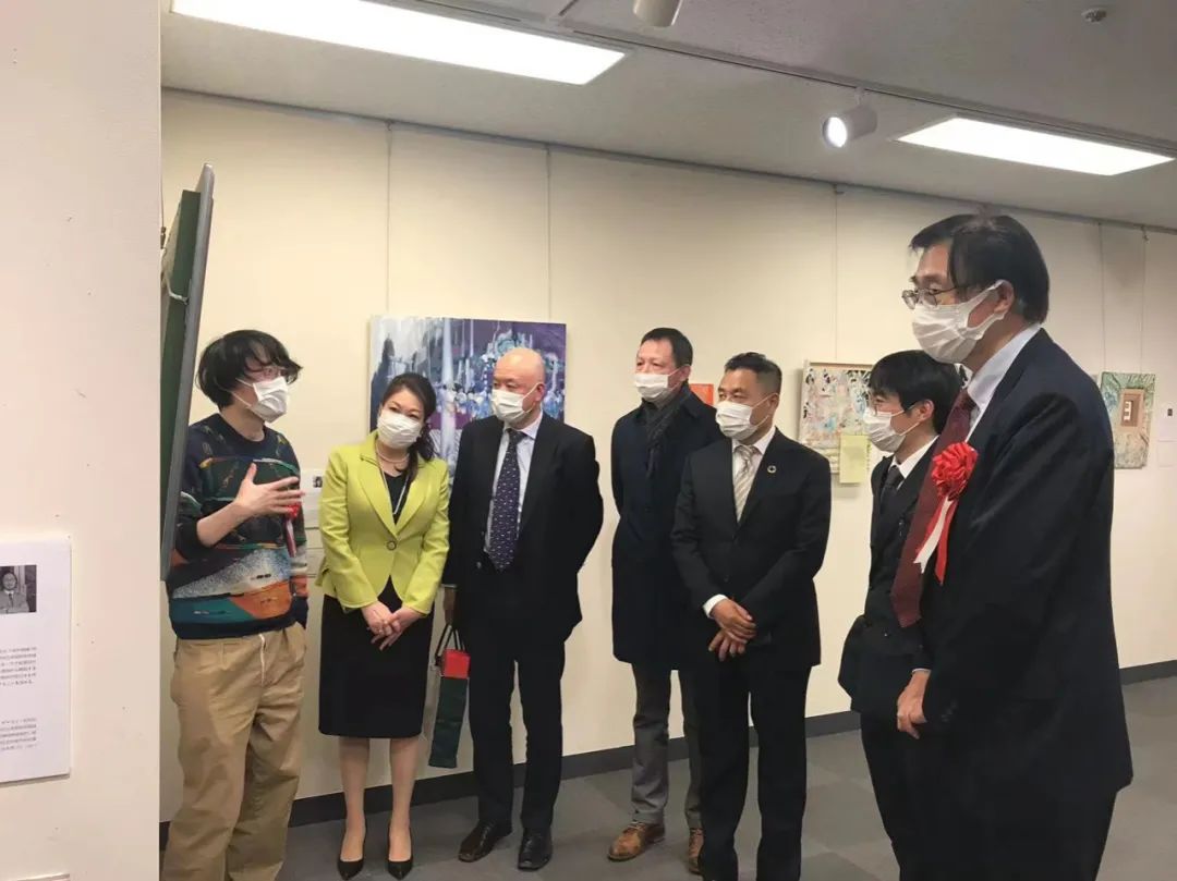 “绊·艺·翔2022日中青年美术交流展”和暨大日本学院毕业生论文发表会于3月8日在东京举行